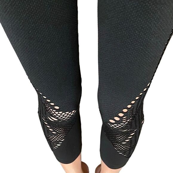 EUC Nux Seamless Black Mesh Textured Crop Legging Yoga Pants - Size Small - Picture 2 of 13
